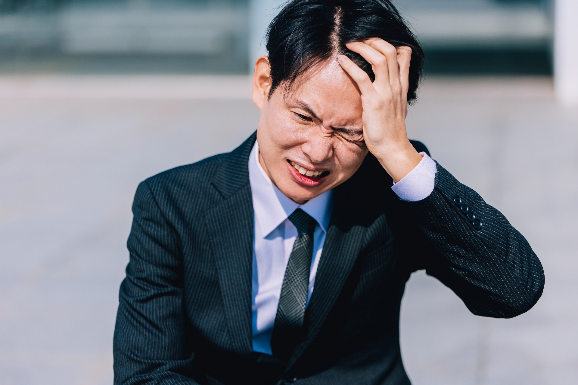 働きながら転職に失敗する男性