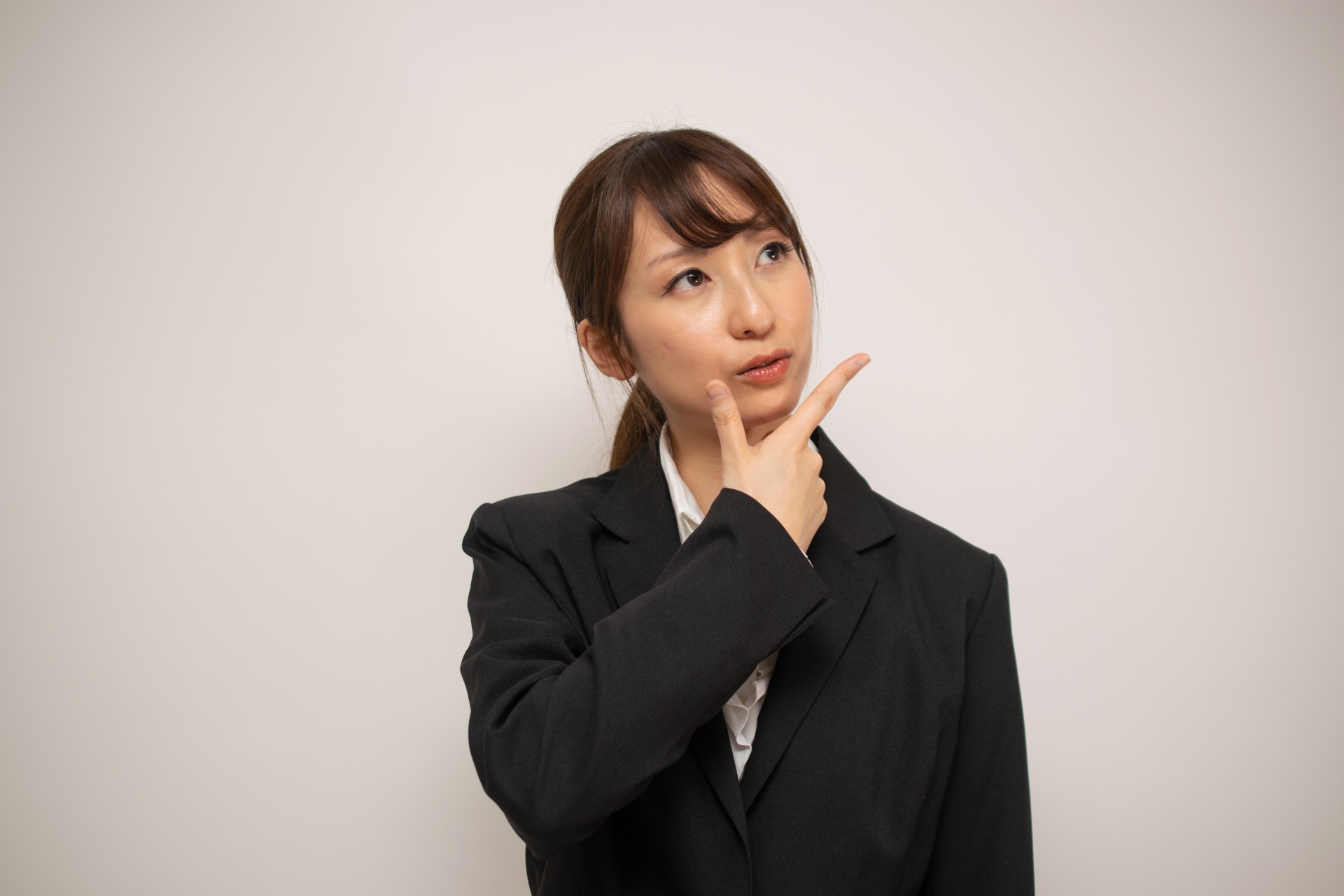 残業代出ない会社を辞める女性