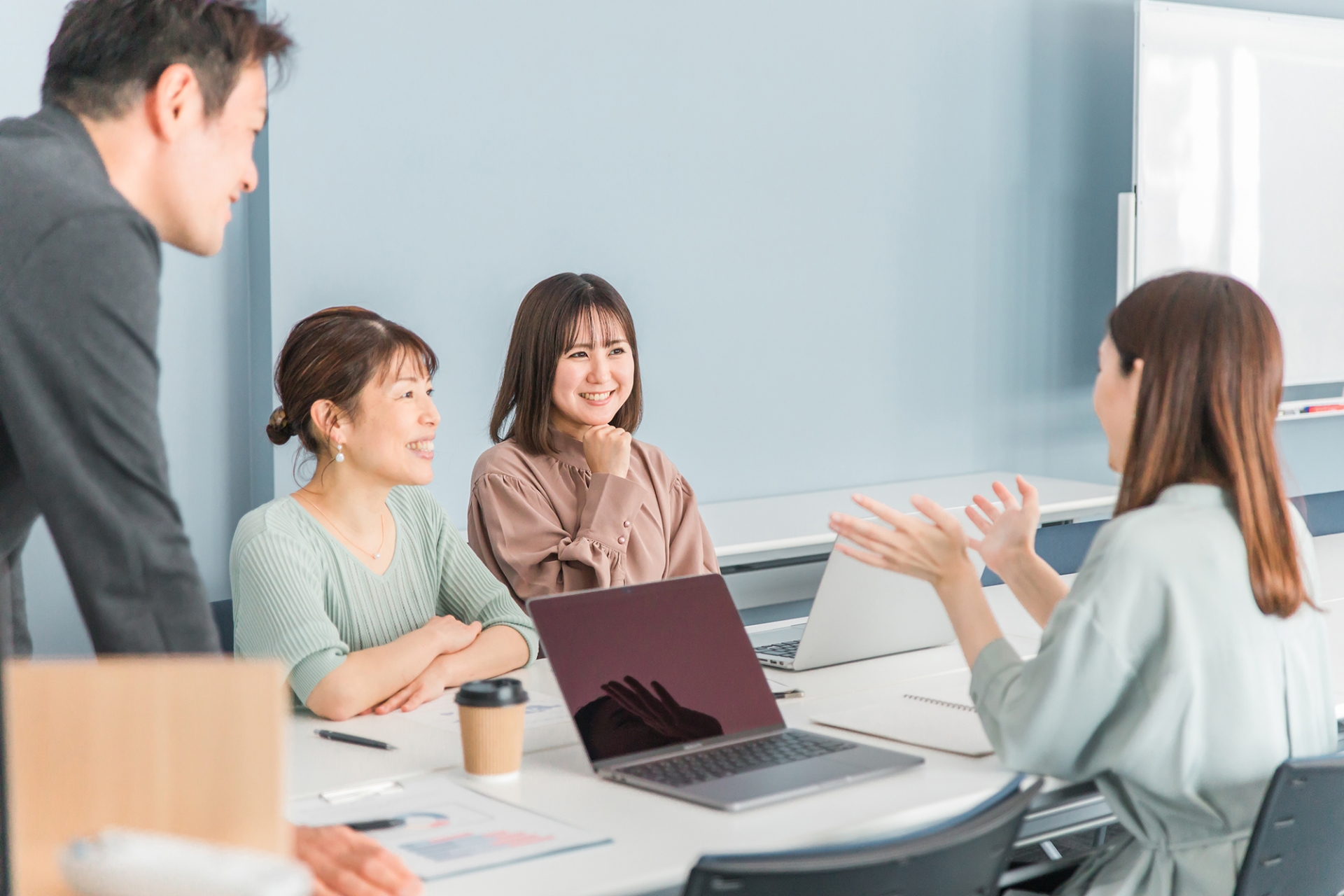 仕事が辛くても頑張る女性