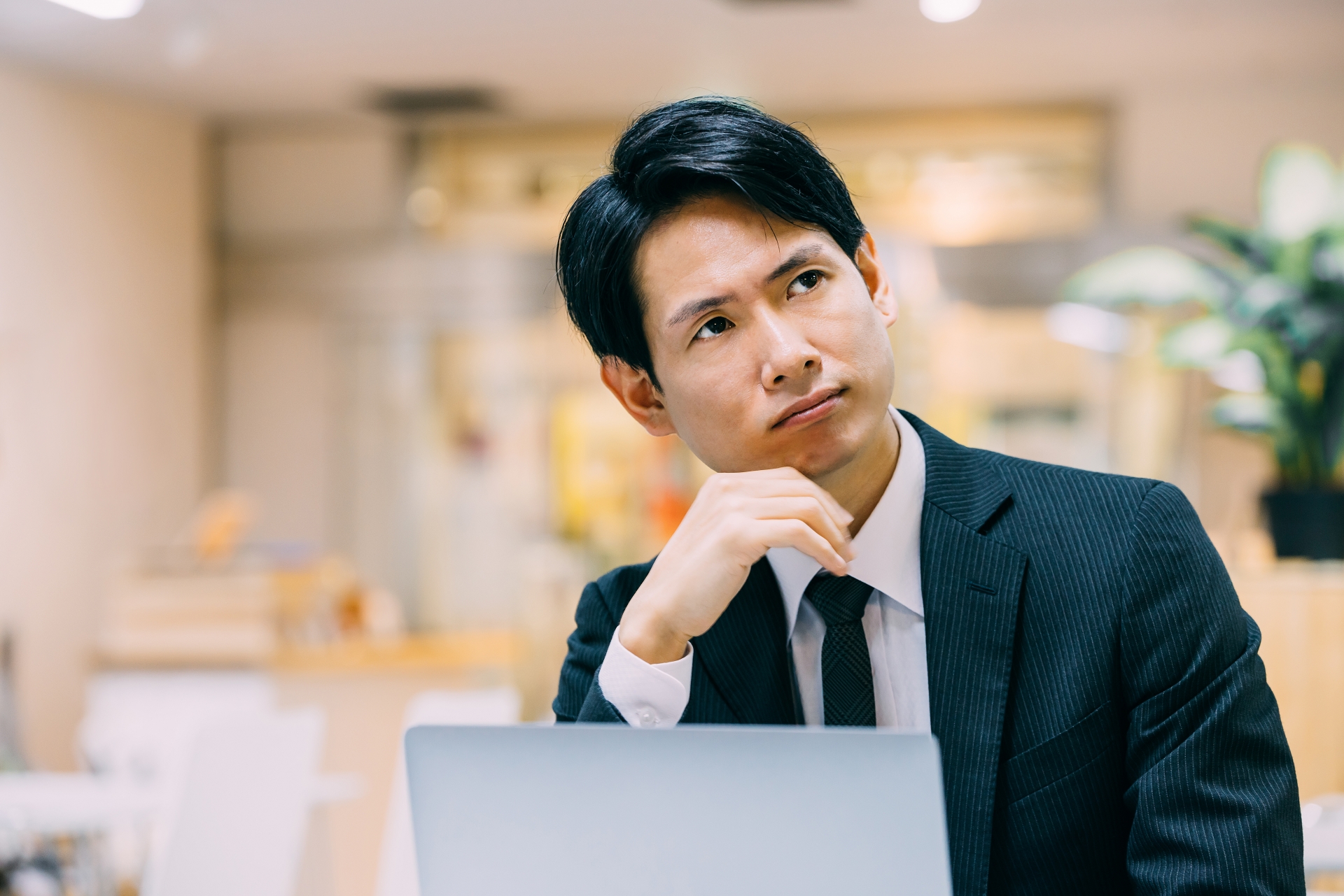 転職エージェントを利用する男性