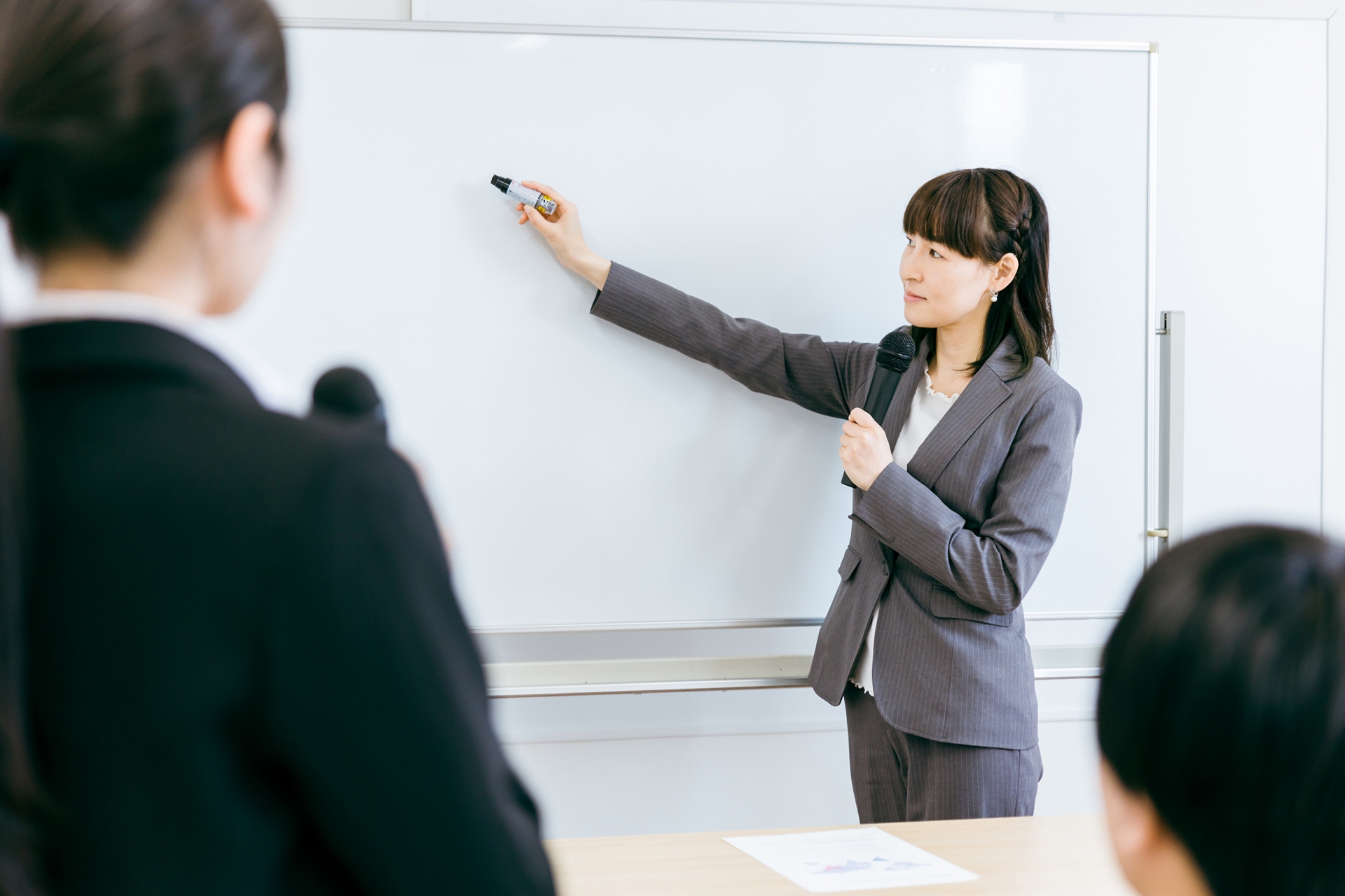 塾講師を辞める女性