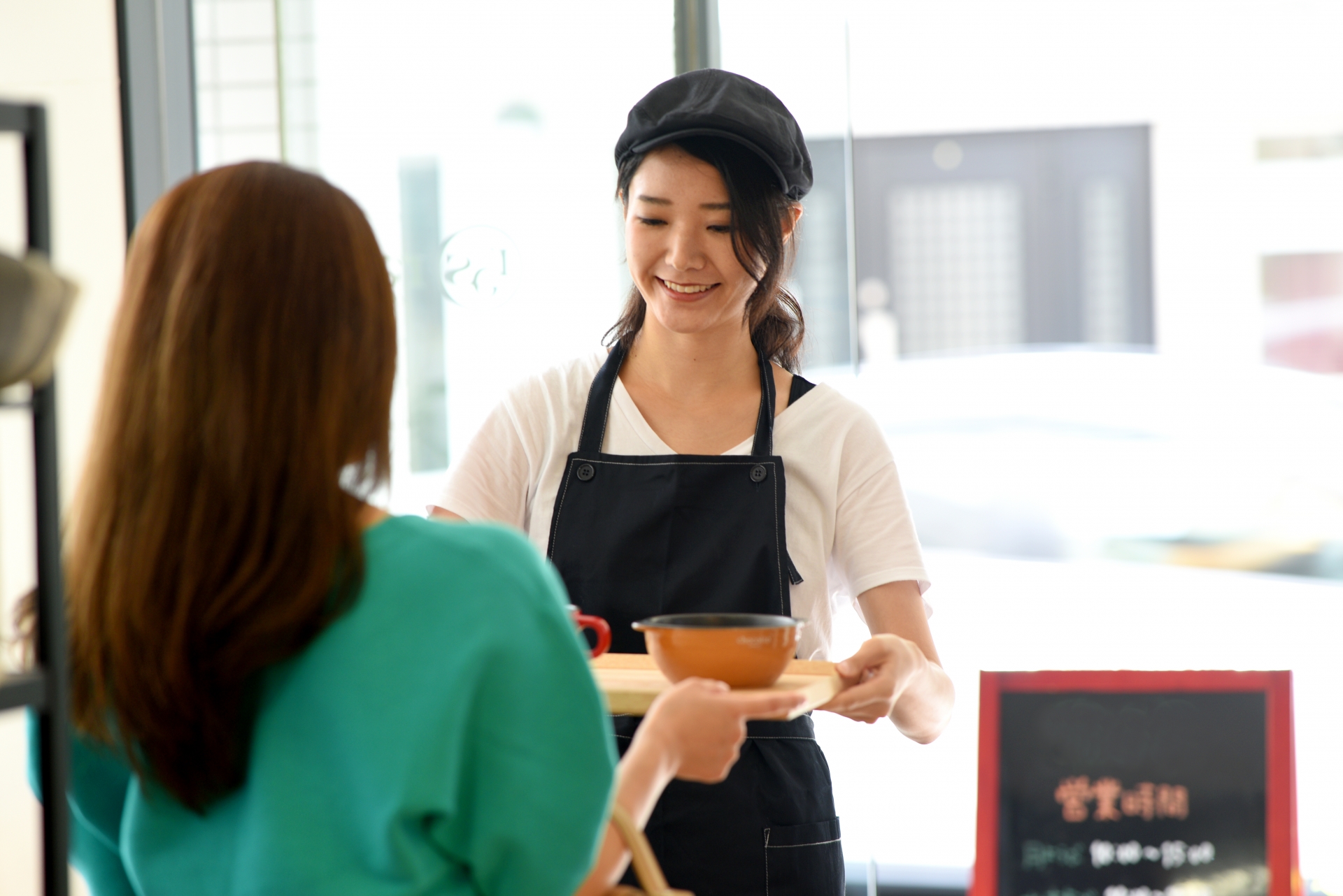 接客業が辛い女性