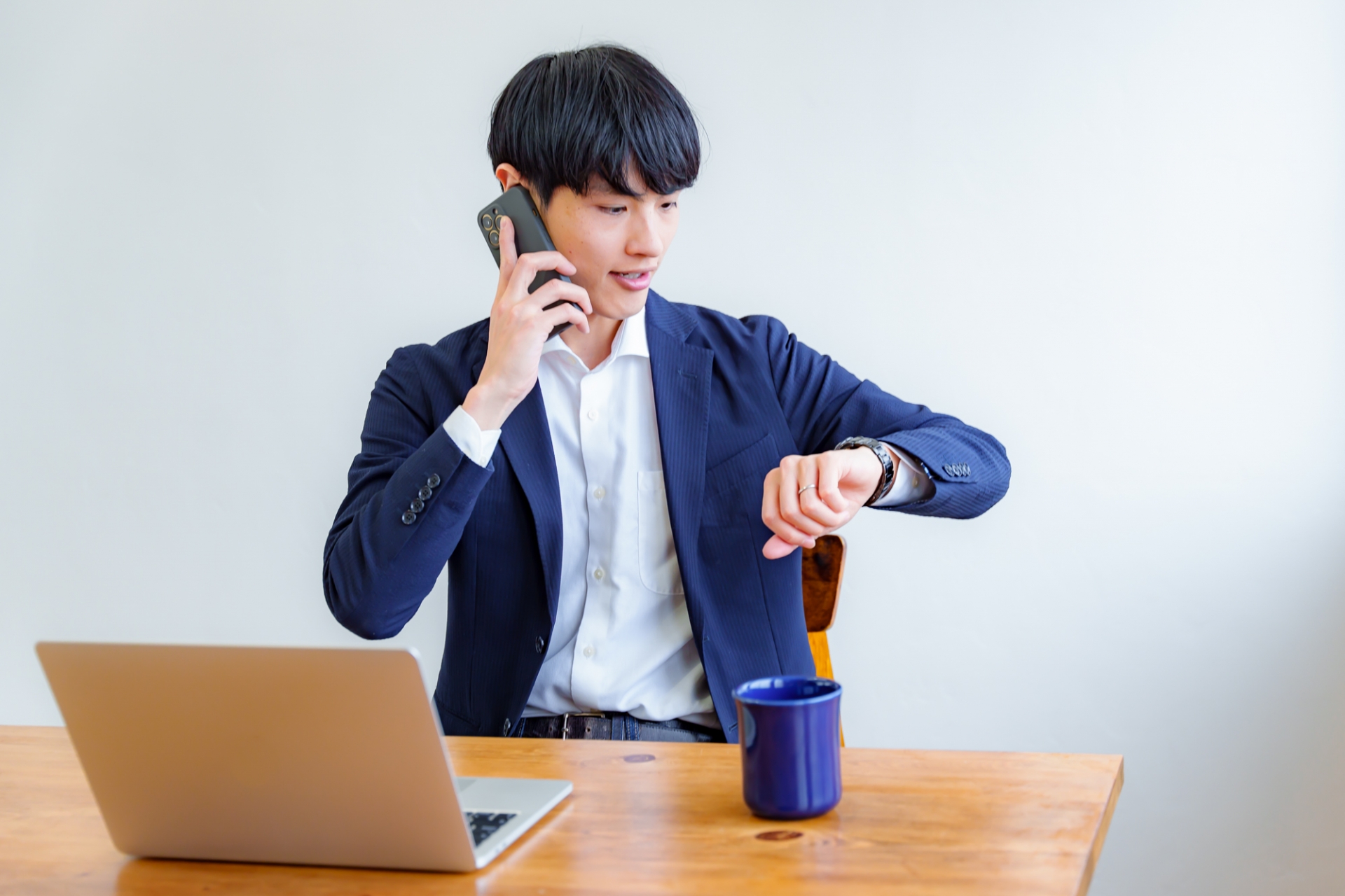 塾講師を退職する男性