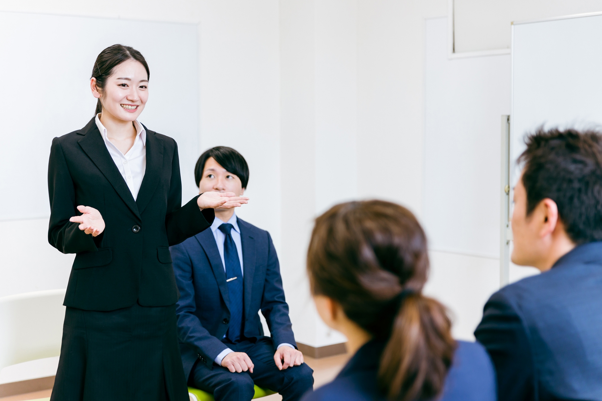 転職活動をする女性