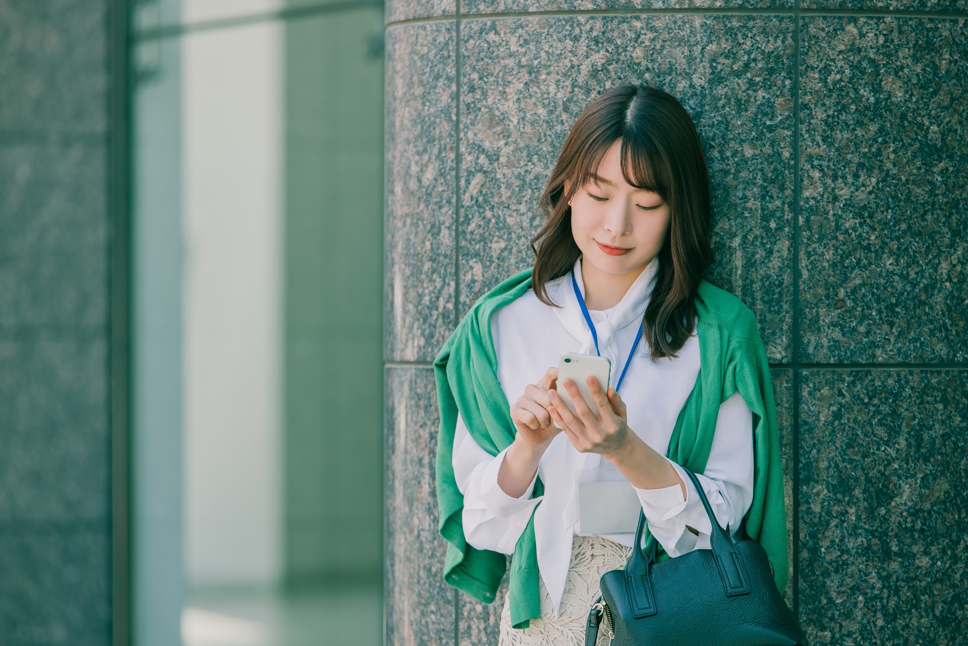 孤立を機に転職を考える女性